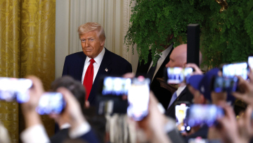 Ανάλυση Politico: Ο Τραμπ αφήνει την Ευρώπη εκτός - Συμφωνίες με Κίνα και Βρετανία, ουραγός η Ε.Ε.

