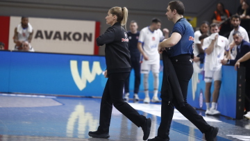 Οπαδός του Πανιωνίου έβρισε τον Βεζένκοφ - Άδειασε η εξέδρα πίσω από τον πάγκο του Ολυμπιακού με εντολή της Τσαρούχα - Βίντεο 