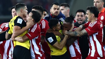 Ολυμπιακός - ΑΕΚ: Τρομερή ένταση στο φινάλε και ξύλο μεταξύ των παικτών των δύο ομάδων - Δείτε βίντεο