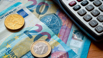 «Δώρο» έως 300 ευρώ σε δημοσίους υπαλλήλους – Τι φέρνει η νέα ρύθμιση για την προσωπική διαφορά