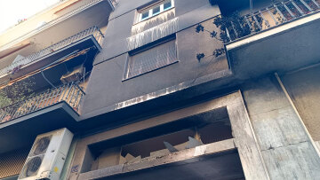 Εκκένωσαν πολυκατοικία στα Εξάρχεια γιατί έπιασε φωτιά η είσοδος στα επεισόδια - Δείτε φωτογραφίες