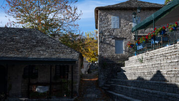 5 πετρόκτιστα χωριά σε Ήπειρο και Δυτική Μακεδονία που αξίζει να εξερευνήσετε την άνοιξη