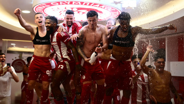 Πάρτι τίτλου στο Καραϊσκάκη - Παίκτες και κόσμος πανηγύρισαν το 48ο πρωτάθλημα - Βίντεο, φωτογραφίες