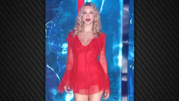 Η Γαρυφαλλιά Καληφώνη με μίνι κόκκινο φόρεμα στο νυχτερινό κέντρο που εμφανίζεται ο Χρήστος Μάστορας