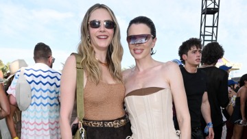 Κάρα Ντελεβίν και Τζούλια Φοξ ποζάρουν αγκαλιασμένες στο Coachella - Δείτε φωτογραφίες