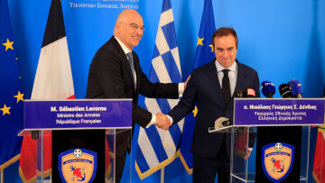 Ο Δένδιας με τον Γάλλο υπουργό Άμυνας υπέγραψαν σύμβαση για 16 πυραύλους Exocet