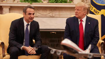 Οι επιπτώσεις των δασμών και των... δεσμών του Τραμπ ανησυχούν την κυβέρνηση