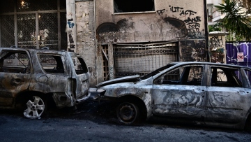 Νέα κόντρα Δούκα – Μπακογιάννη για τον Λόφο του Στρέφη μετά τις μολότοφ στα Εξάρχεια