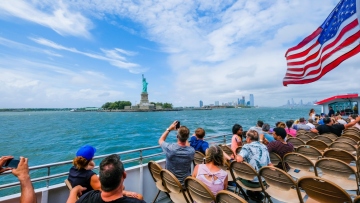 Οι ακραίοι τρόποι που οι χώρες προσπαθούν να βάλουν φρένο στον υπερτουρισμό