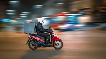 Άγρια επίθεση με πέτρες σε ντελιβερά στη Θεσσαλονίκη - Τον απείλησε με γκασμά, σφυρί και κατσαβίδι