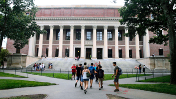 Γιατί ξέσπασε πόλεμος Τραμπ με Χάρβαρντ: «Πάγωσε» χρηματοδότηση $2,2 δισ. - «Δεν παραδίδουμε την ανεξαρτησία μας» λέει το Πανεπιστήμιο