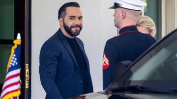 Ναγίμπ Μπουκέλε: Ο αυτοαποκαλούμενος «πιο cool δικτάτορας του κόσμου» που επηρεάζει τον Λευκό Οίκο