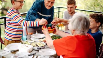 Οδηγίες για ασφαλές πασχαλινό τραπέζι, συστάσεις για αγορά, αποθήκευση και σωστό χειρισμό τροφίμων
