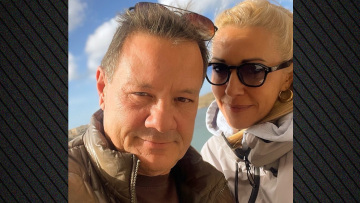 Πρόταση γάμου στη νέα του σύντροφο έκανε ο Απόστολος Λύτρας - «Δέχομαι» έγραψε εκείνη, ανέβασε φωτογραφία με το μονόπετρο