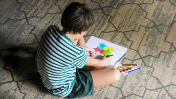 Αυτισμός και ψευδοεπιστήμη: Τα «ένοχα» εμβόλια, οι ψυχρές μητέρες και οι θεραπείες με δίαιτες ή χημικά καθαριστικά 