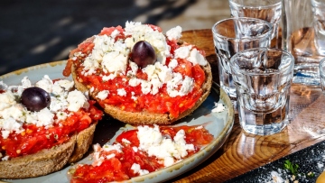 Taste Atlas: «Επανόρθωσε» τις σχέσεις του με την Ελλάδα στη λίστα με τις καλύτερες σαλάτες - Ντάκος και χωριάτικη στην κορυφή