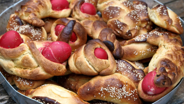 Τούρτες πασχαλινές, καλιτσούνια και μελιτίνια, ανάμεσα στα «θεριά» του Καρπαθίου πελάγους