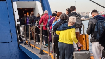 Η μεγάλη έξοδος του Ιουλίου: Περισσότεροι από 74.000 επιβάτες αναχωρούν από τα λιμάνια της Αττικής σε 3 ημέρες