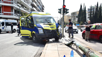 Ασθενοφόρο συγκρούστηκε με ΙΧ και έπεσε σε κολώνα στο Παγκράτι - Συνολικά 4 τραυματίες, οι δύο πεζοί - Βίντεο και φωτογραφίες
