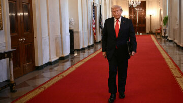 Bloomberg: Πώς η στρατηγική «Πρώτα η Αμερική» του Τραμπ ωφελεί τελικά… την Ευρώπη