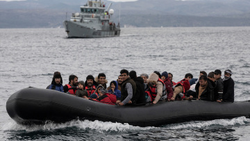 Τέλος οι ΜΚΟ, μόνο δικηγόροι στη νομική καθοδήγηση των μεταναστών: Θα παίρνουν 250€ για κάθε αιτούντα που επιλέγει να φύγει από τη χώρα