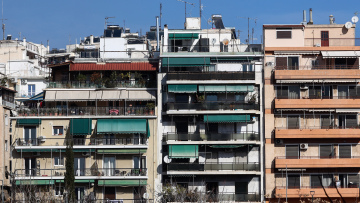 Πώς θα γίνουν οι μειώσεις φόρων στα ακίνητα – Τι εξετάζει η κυβέρνηση