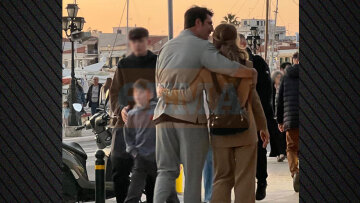 Αγκαλιασμένοι στην Αίγινα η Ντορέττα Παπαδημητρίου και ο Γιώργος Γεροντιδάκης - Δείτε φωτογραφίες 