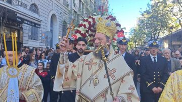 Περιφορά του Επιταφίου του Αγίου Μηνά στη Θεσσαλονίκη παρουσία πλήθους και επισήμων - Δείτε βίντεο