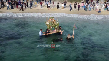 Η περιφορά του λιτού Επιταφίου μέσα στη θάλασσα της Νάξου - Δείτε βίντεο 