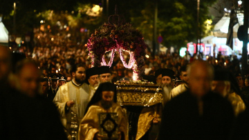 Πλήθος πιστών στην περιφορά του Επιταφίου της Μητρόπολης Αθηνών στο κέντρο της πόλης - Δείτε βίντεο και φωτογραφίες