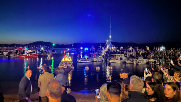 Με κατάνυξη και ευλάβεια η περιφορά του Επιταφίου στην Ύδρα - Η πομπή κατέληξε στη θάλασσα, δείτε φωτογραφίες