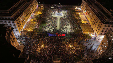 Δείτε αεροφωτογραφίες: Η εντυπωσιακή συνάντηση των πέντε Επιταφίων στην πλατεία Αριστοτέλους της Θεσσαλονίκης