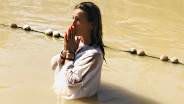 Η Πηγή Δεβετζή δημοσίευσε φωτογραφίες από τη βάφτισή της στον Ιορδάνη ποταμό