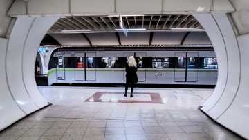  Κανονικά η κίνηση των συρμών στο μετρό έπειτα από πτώση άντρα στις ράγες - Το απρόοπτο κατά την αναστροφή βαγονιού σε σταθμό 