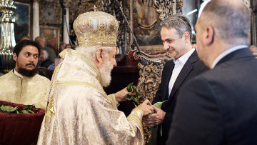 Κυριάκος Μητσοτάκης: Παρακολούθησε την πρώτη Ανάσταση στην Τήνο - Το μήνυμα του Μητροπολίτη Σύρου