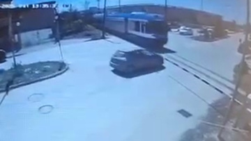 Δείτε βίντεο: «Παρά τρίχα» γλίτωσε η γιατρός που πέρασε με κλειστή μπάρα και συγκρούστηκε με τον προαστιακό στην Πάτρα 