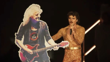 Ο Μπένσον Μπουν τρόλαρε το κοινό του Coachella με χάρτινη φιγούρα του Μπράιαν Μέι μετά τη χλιαρή υποδοχή στον θρύλο της ροκ