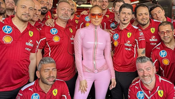 Τζένιφερ Λόπεζ: Εμφανίστηκε με ολόσωμη φόρμα στο Grand Prix της F1