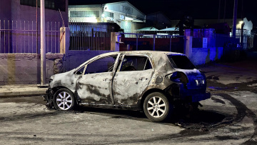 Νεκρός οδηγός αυτοκινήτου που πήρε φωτιά μετά από σύγκρουση με άλλο ΙΧ στον Ασπρόπυργο - Δείτε βίντεο και φωτογραφίες