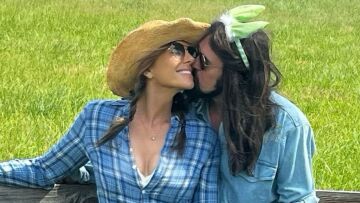 Η Ελίζαμπεθ Χάρλεϊ γιόρτασε το Πάσχα με τον Μπίλι Ρέι Σάιρους - Η φωτογραφία στο Instagram που επιβεβαιώνει τη σχέση τους