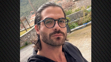 Μάρτυρες λένε ότι o Άρης Μουγκοπέτρος κρατούσε την κροτίδα που έσκασε στο χέρι του - Δικογραφία σε βάρος του μουσικού