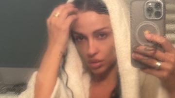 H Ελένη Φουρέιρα πόζαρε μόνο με το μπουρνούζι της στον καθρέφτη του μπάνιου