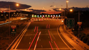 Σοβαρό τροχαίο στην Αττική Οδό: Μηχανή τυλίχθηκε στις φλόγες, τραυματίας ο οδηγός 