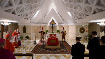 Με ανοικτό φέρετρο η τελετή επιβεβαίωσης θανάτου του Πάπα  - Στη δημοσιότητα οι φωτογραφίες από το Βατικανό