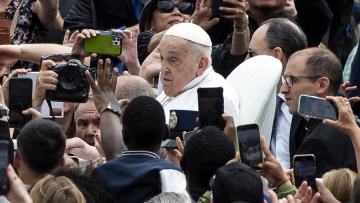 Αποκαλύψεις από το Βατικανό για τις τελευταίες ώρες του Πάπα - Το «ευχαριστώ» στον νοσηλευτή του