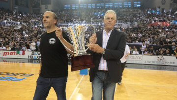 ΠΑΟΚ - Μπιλμπάο: Πρέλεβιτς και Σταυρόπουλος με την κούπα στο Παλατάκι - Αποθεώθηκαν από τον κόσμο