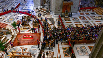 Στη βασιλική του Αγίου Πέτρου η σορός του Πάπα Φραγκίσκου, συρρέουν πιστοί στο Βατικανό για το λαϊκό προσκύνημα – Δείτε live εικόνα