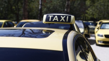 Οδηγός ταξί χωρίς άδεια ζήτησε 310 ευρώ από πελάτισσα για τη διαδρομή Αεροδρόμιο - Σύνταγμα 