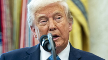 Ο Τραμπ θα κάνει σήμερα κινήσεις για να μειώσει τον αντίκτυπο από τους δασμούς στα αυτοκίνητα, λέει αξιωματούχος