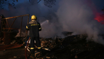 Μήνυμα 112 για τη φωτιά στον Βοτανικό - Δείτε βίντεο και φωτογραφίες από την πυρκαγιά